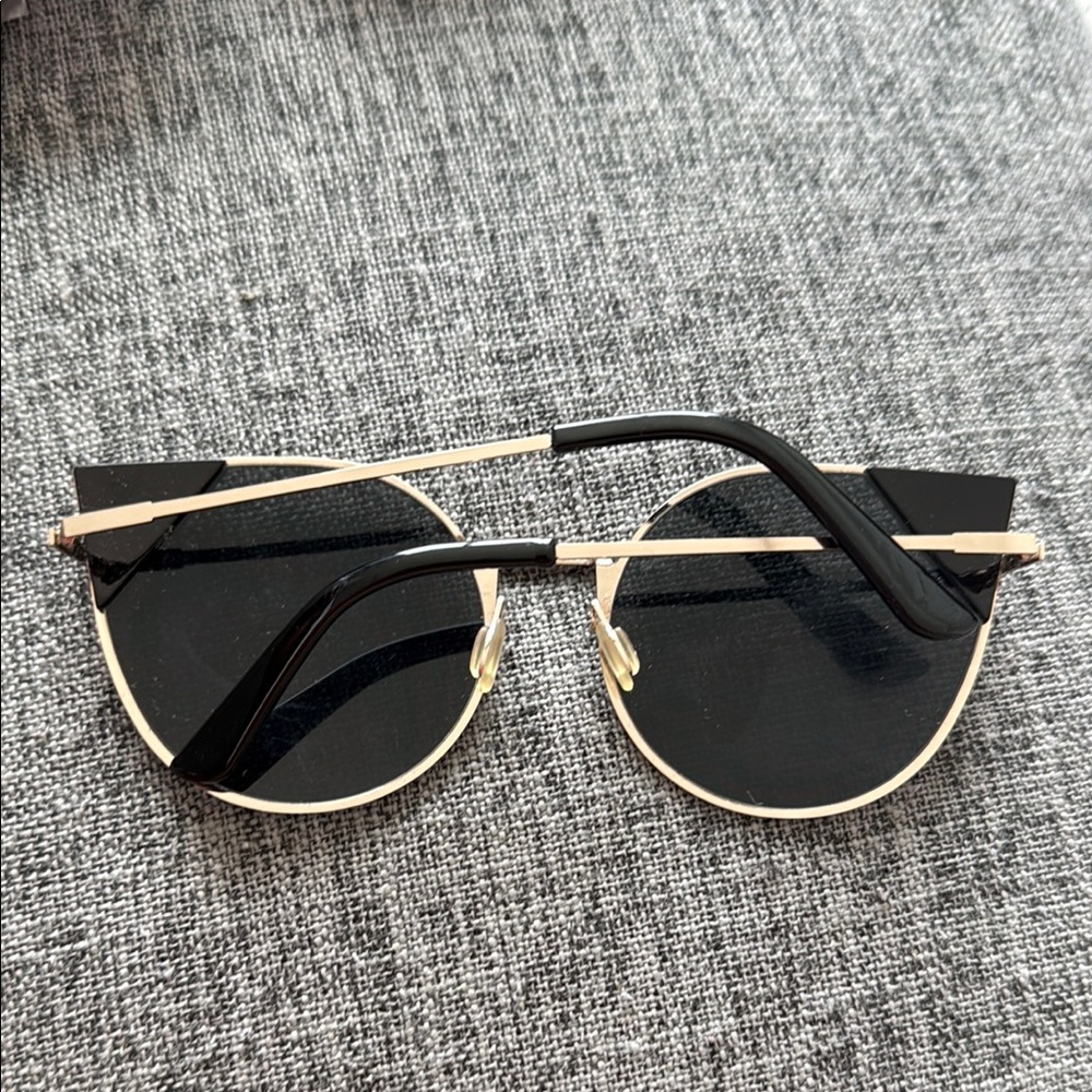 Chic Black and Gold Cat-Eye Sunglasses - Picture 2 of 2